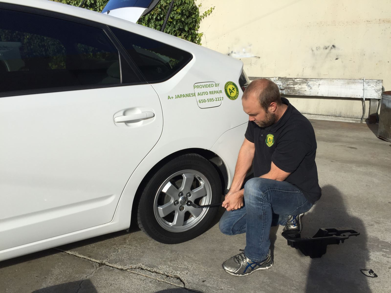 Loosing the lug nuts - Turn to the left