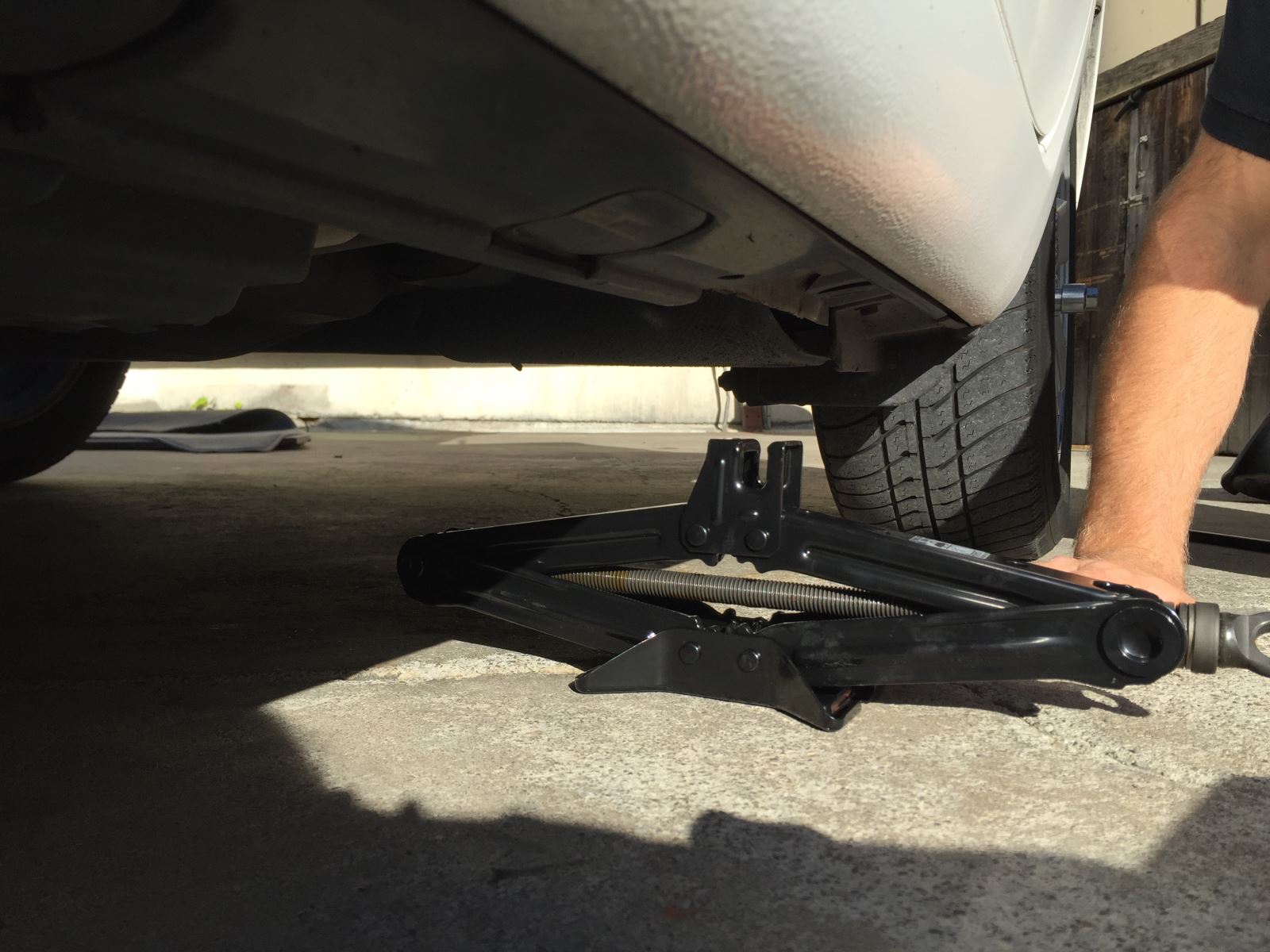 How to lift your car with a jack