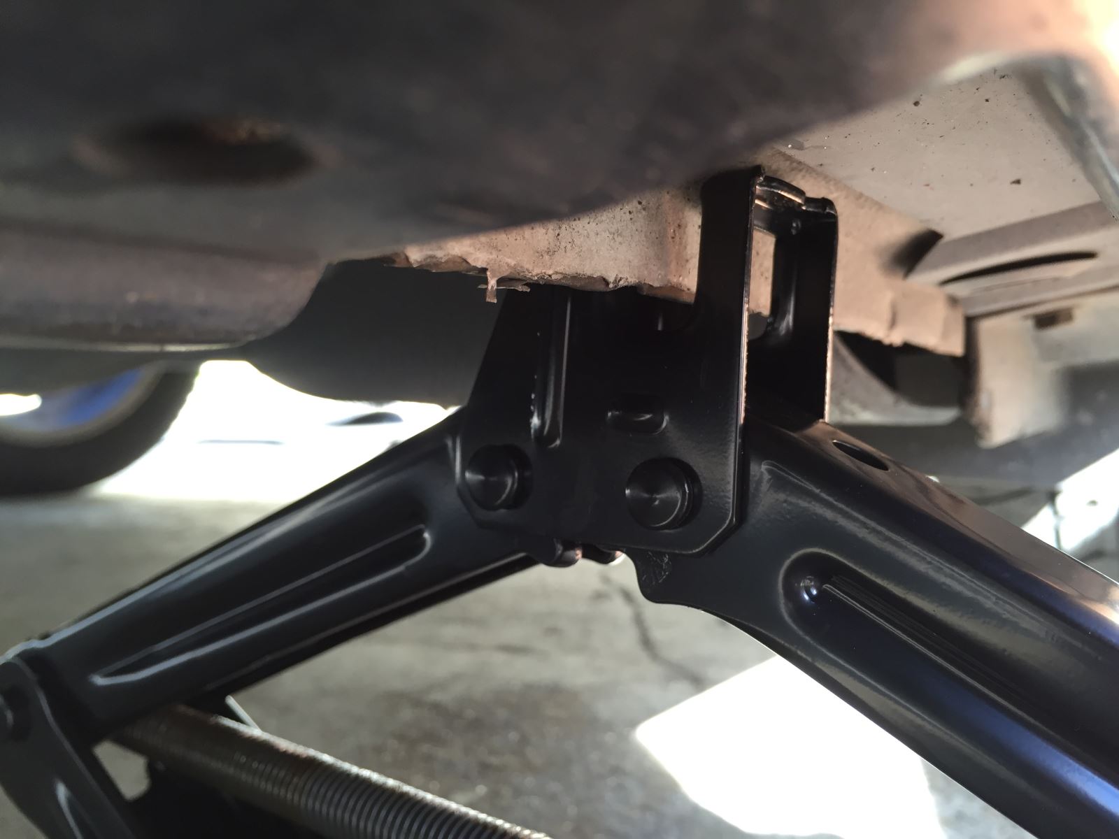 Jack location under the vehicle on the pinch weld