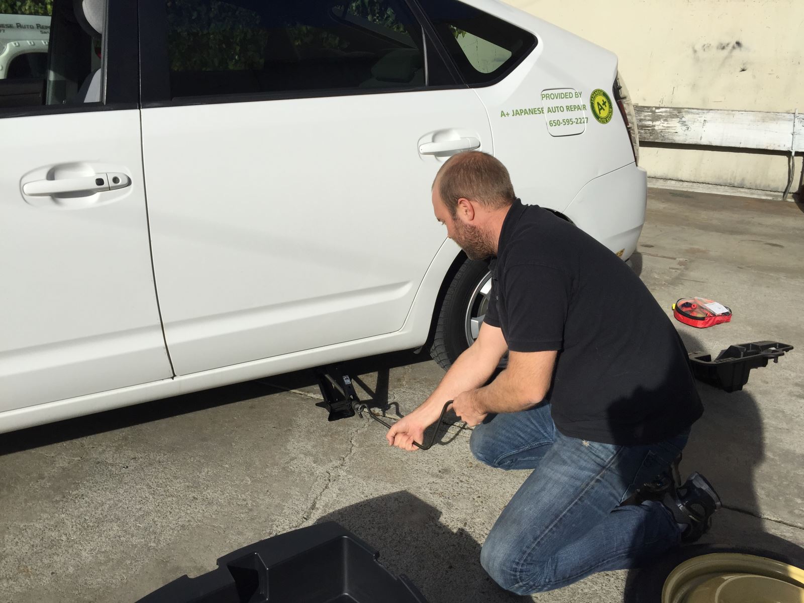 How to turn the jack to lift the vehicle